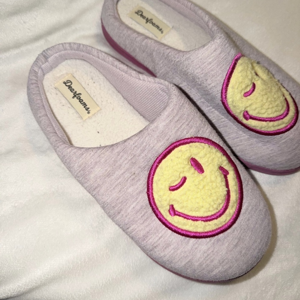 Dearfoams Medium 7/8 Gray and Pink Smiley Slippers. MUST BE BUNDLED